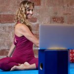 Dziewczyna robiąca zajęcia z jogi online