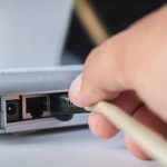 Przycięty ręczny kabel komputerowy przymocowany do routera