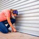 Widok boczny chłopca siedzącego przy ścianie