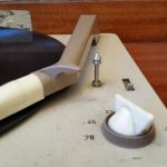 Zbliżenie starego gramofonu na stole