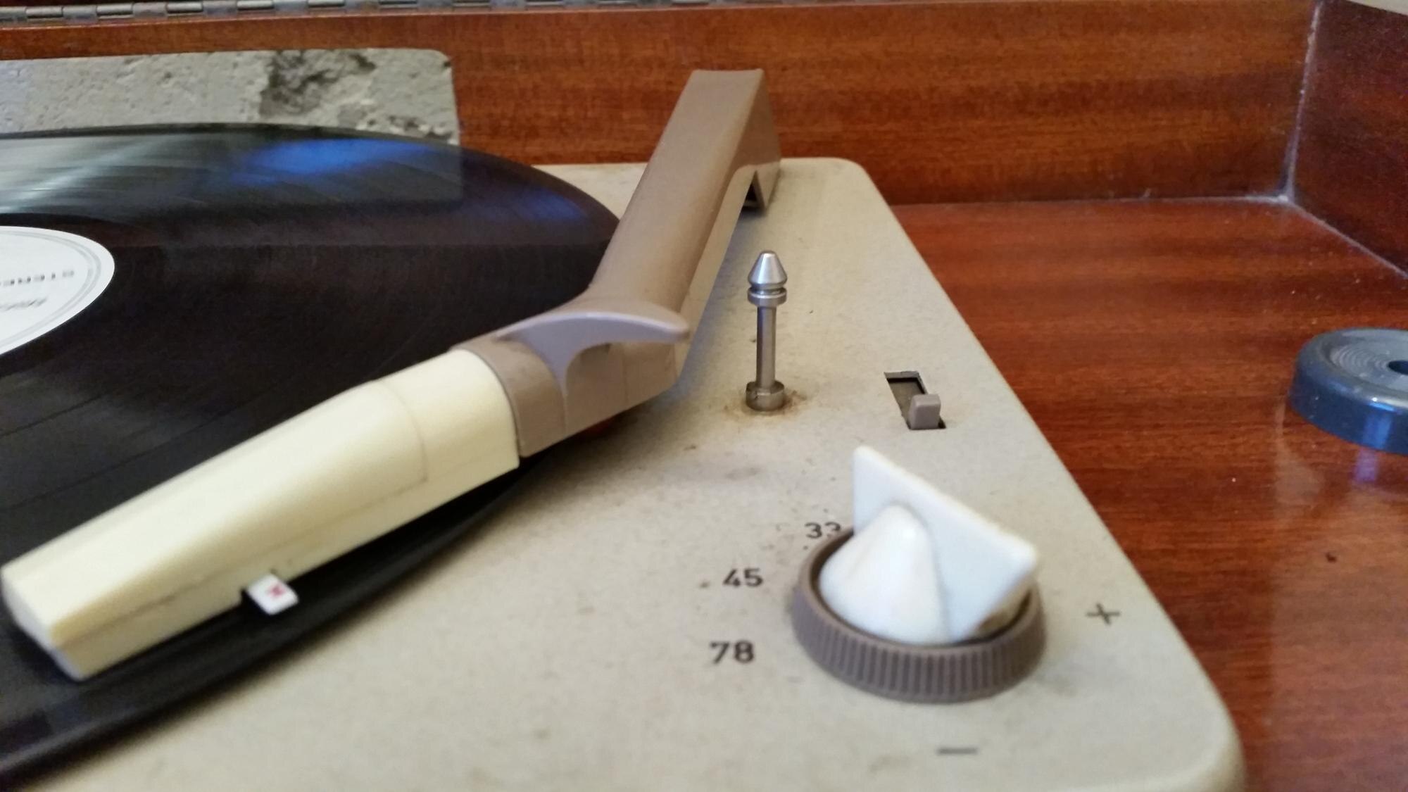 Zbliżenie starego gramofonu na stole