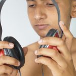 Portret człowieka bez koszuli trzymającego kamerę