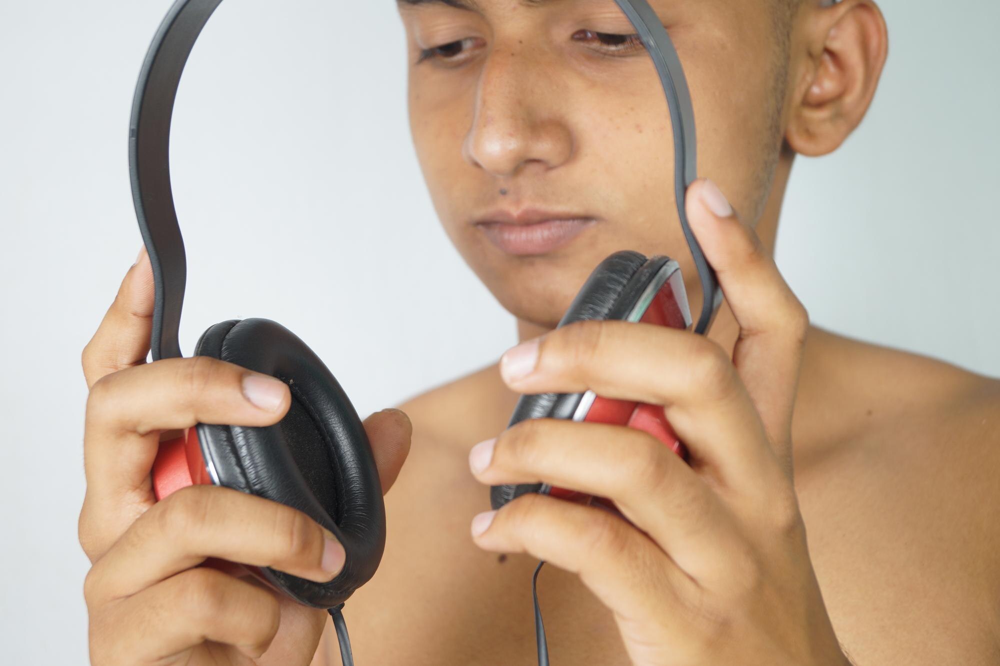 Portret człowieka bez koszuli trzymającego kamerę