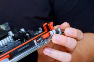 Przetworzona płytka obwodów ręcznie trzymana