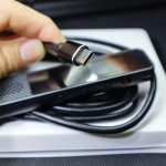 Doświadcz bezproblemowego przesyłania danych i ładowania za pomocą naszego USB C Type C Cable Connector bezpiecznie trzymanego w ręku mężczyzny Pozostań połączony z łatwością