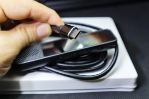 Doświadcz bezproblemowego przesyłania danych i ładowania za pomocą naszego USB C Type C Cable Connector bezpiecznie trzymanego w ręku mężczyzny Pozostań połączony z łatwością