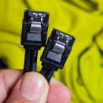 Zbliżony widok konektora kablowego SATA pokazujący precyzję i niezawodność technologii