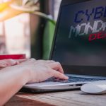 Przycięte ręce przy użyciu laptopa przy stole