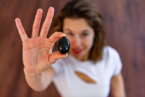 Portret młodej kobiety trzymającej papierosa