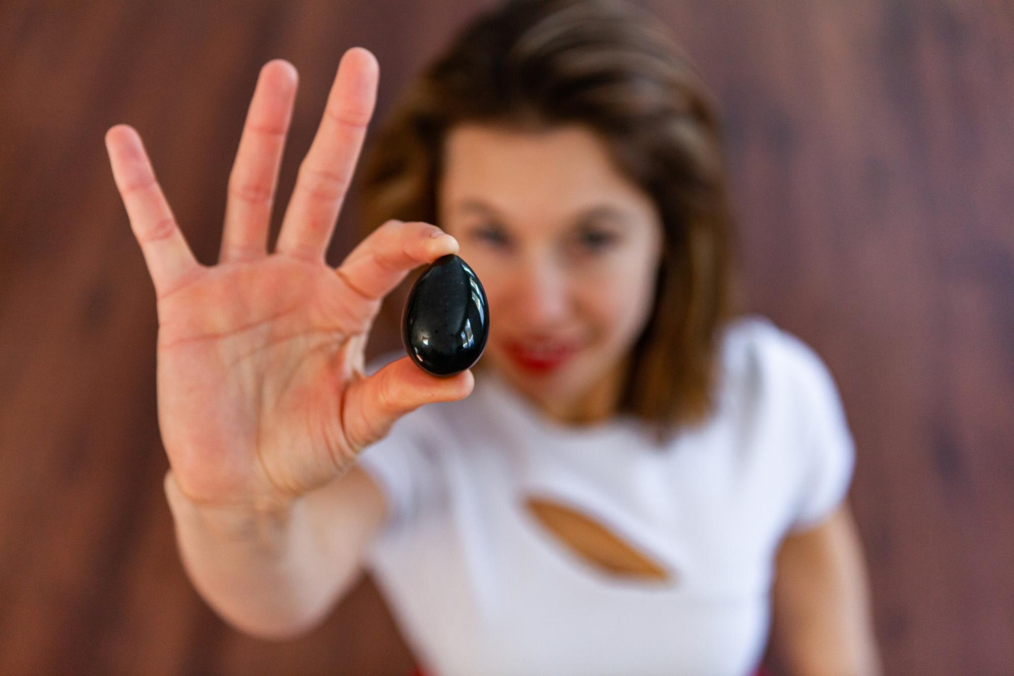 Portret młodej kobiety trzymającej papierosa