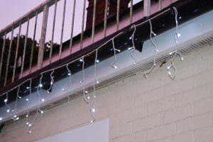 Jak podłączyć lampki na balkonie w bloku?