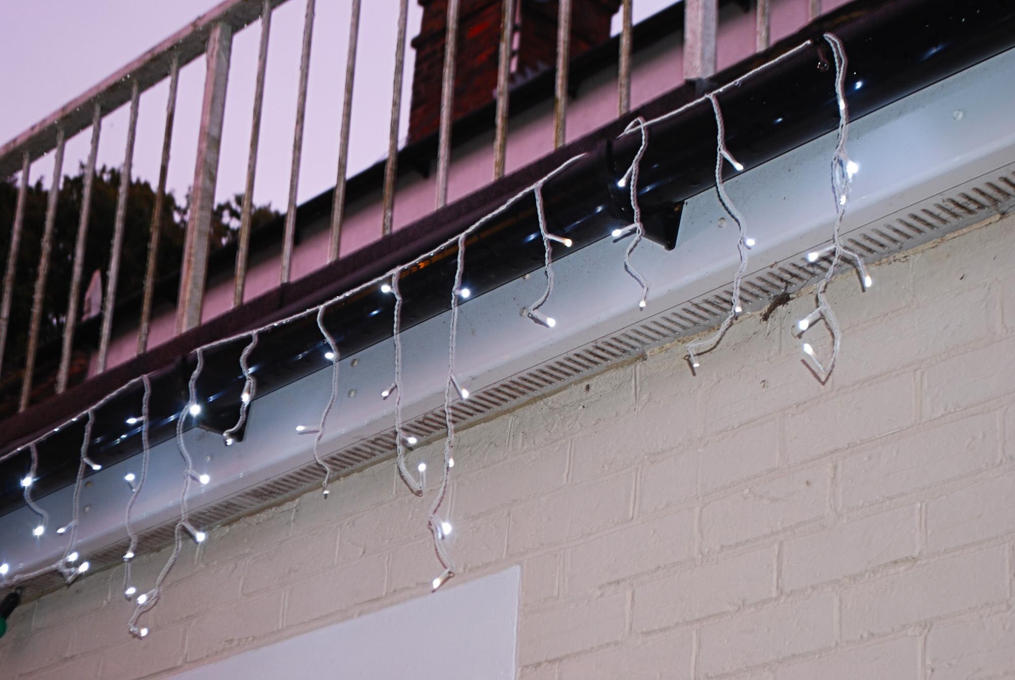 Niski kąt widzenia oświetlonych świateł