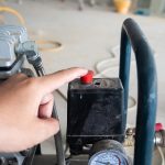 Środkowa sekcja człowieka pracującego na ruchomych schodach