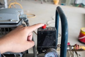 Środkowa sekcja człowieka pracującego na ruchomych schodach