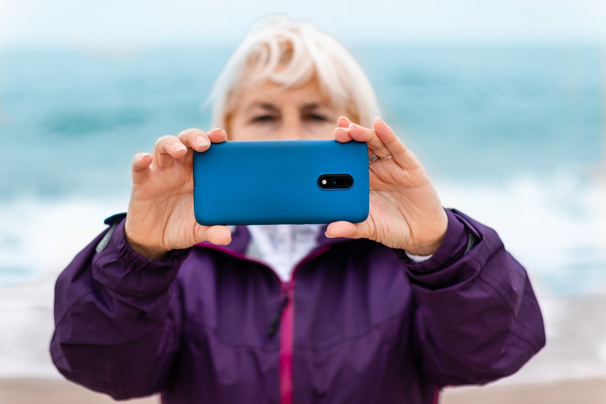 Turysta kaukaski blond kobieta robi zdjęcia lub nagrywa wideo przez telefon