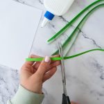 Kartka z okazji Dnia Świętego Patryka wykonana z kwilingu i koniczyny papieru na białym tle prezent