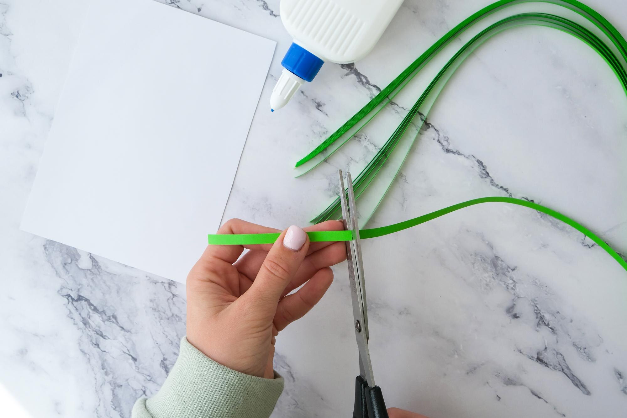 Kartka z okazji Dnia Świętego Patryka wykonana z kwilingu i koniczyny papieru na białym tle prezent