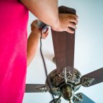 Środkowa sekcja człowieka trzymającego wentylator