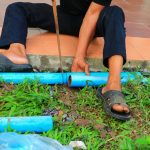 Dolna część człowieka pracującego na podwórku