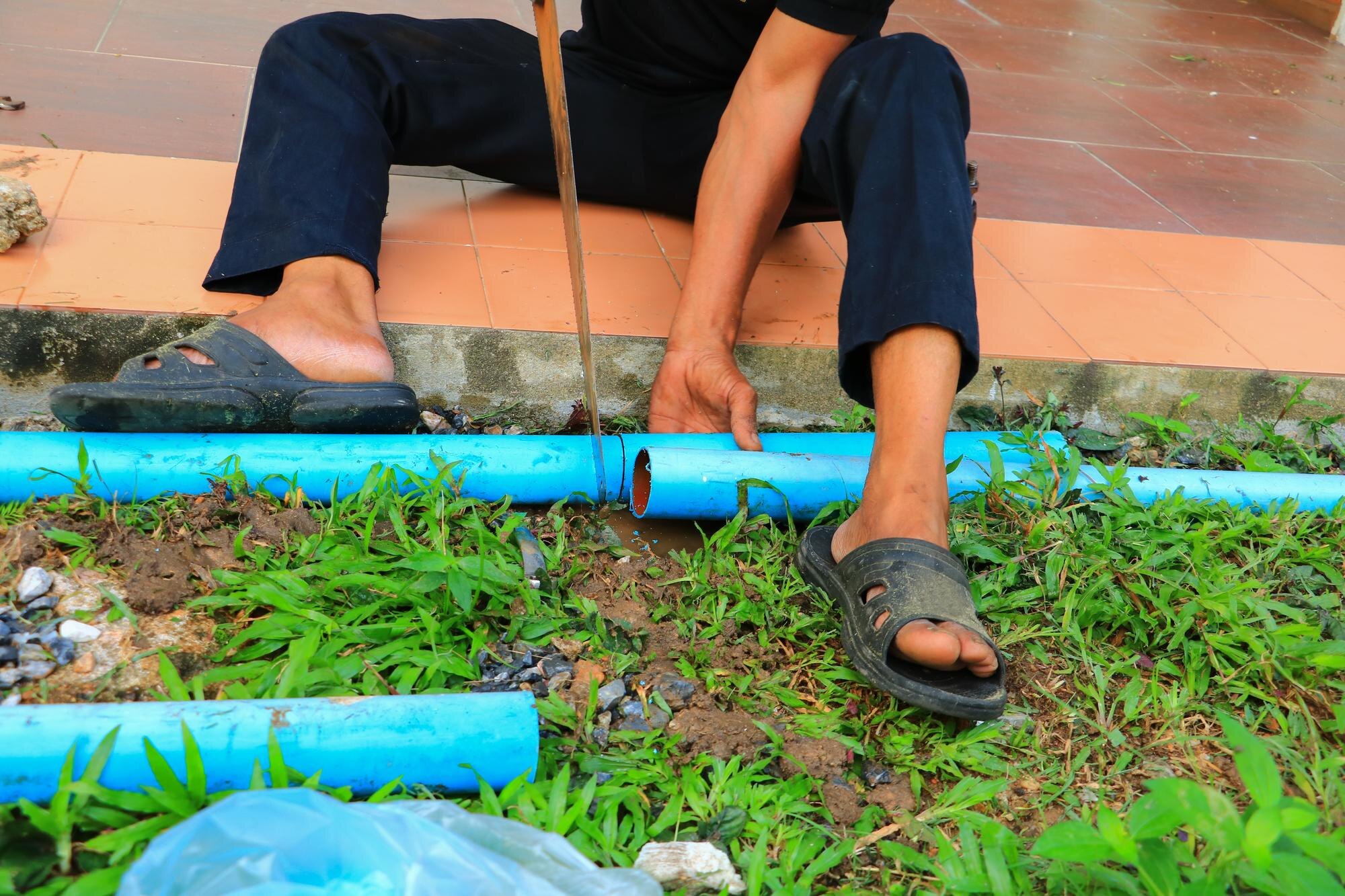 Dolna część człowieka pracującego na podwórku