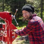 Widok z boku człowieka pracującego w lesie