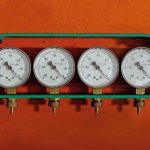 Zbliżenie tekstu na czerwonej ścianie