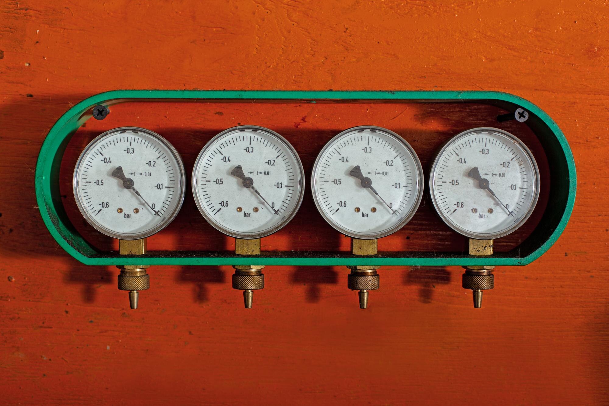 Zbliżenie tekstu na czerwonej ścianie