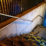 Wysoki kąt widoku schodów w mieście w nocy