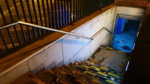 Wysoki kąt widoku schodów w mieście w nocy