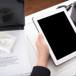 Kobieta biznesu pracująca przy stole w biurze