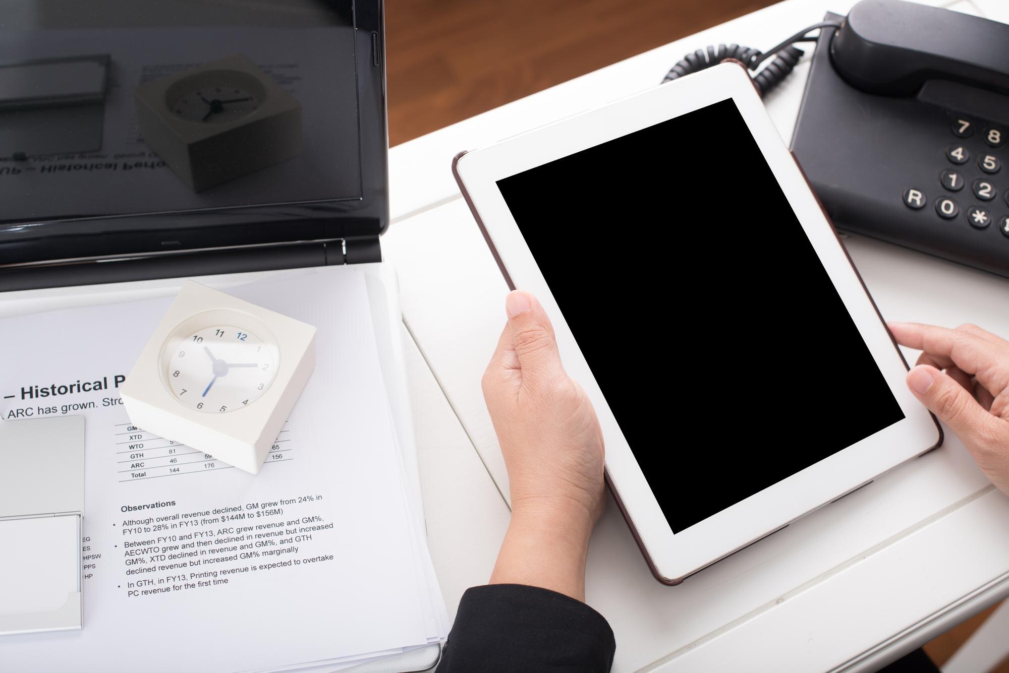 Kobieta biznesu pracująca przy stole w biurze