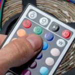 Zbliżenie ręki trzymającej telefon komórkowy