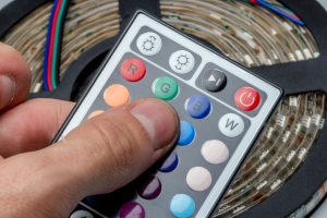 Zbliżenie ręki trzymającej telefon komórkowy