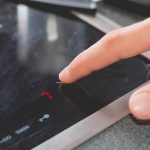 Widok z wysokiego kąta na osobę pracującą przy sprzęcie