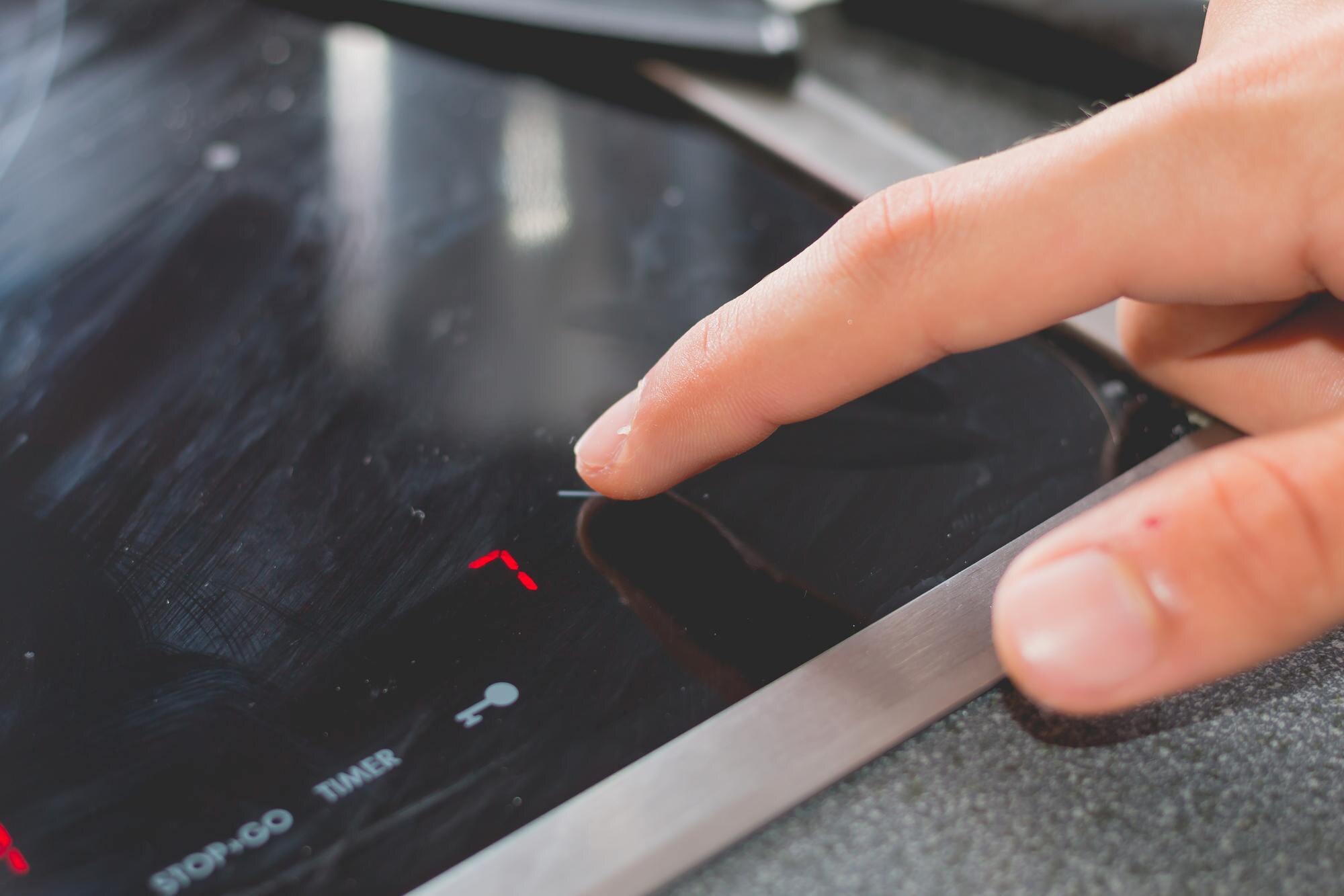 Widok z wysokiego kąta na osobę pracującą przy sprzęcie