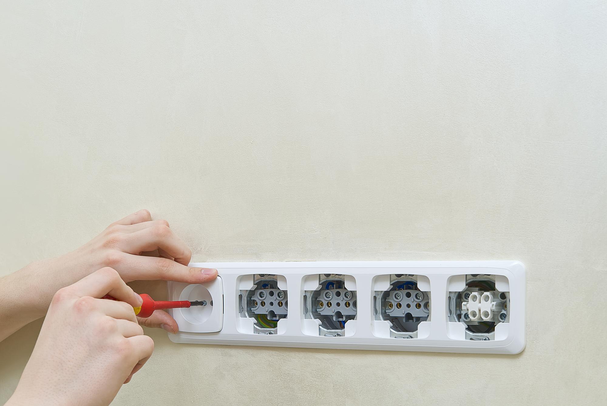 Środkowa sekcja kobiety trzymającej kamerę na białej ścianie