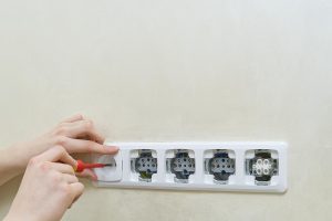 Jak podłączyć włącznik światła? Schemat, pojedynczy, podwójny, potrójny, natynkowy