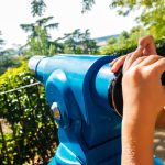 Chłopiec za pomocą ręcznego teleskopu