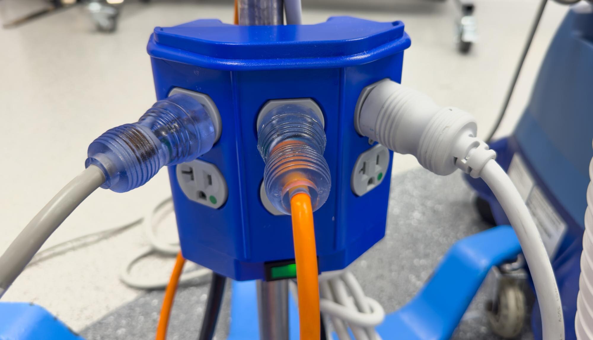 biały gniazdo elektryczne na ścianie z przewodami podłączonymi do emisji energii i łączności w umiarkowanym