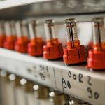 Zbliżenie kolektora ogrzewania podłogowego