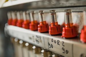 Zbliżenie kolektora ogrzewania podłogowego