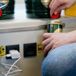 Przycięty obraz osoby nalewającej napój