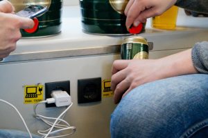 Przycięty obraz osoby nalewającej napój