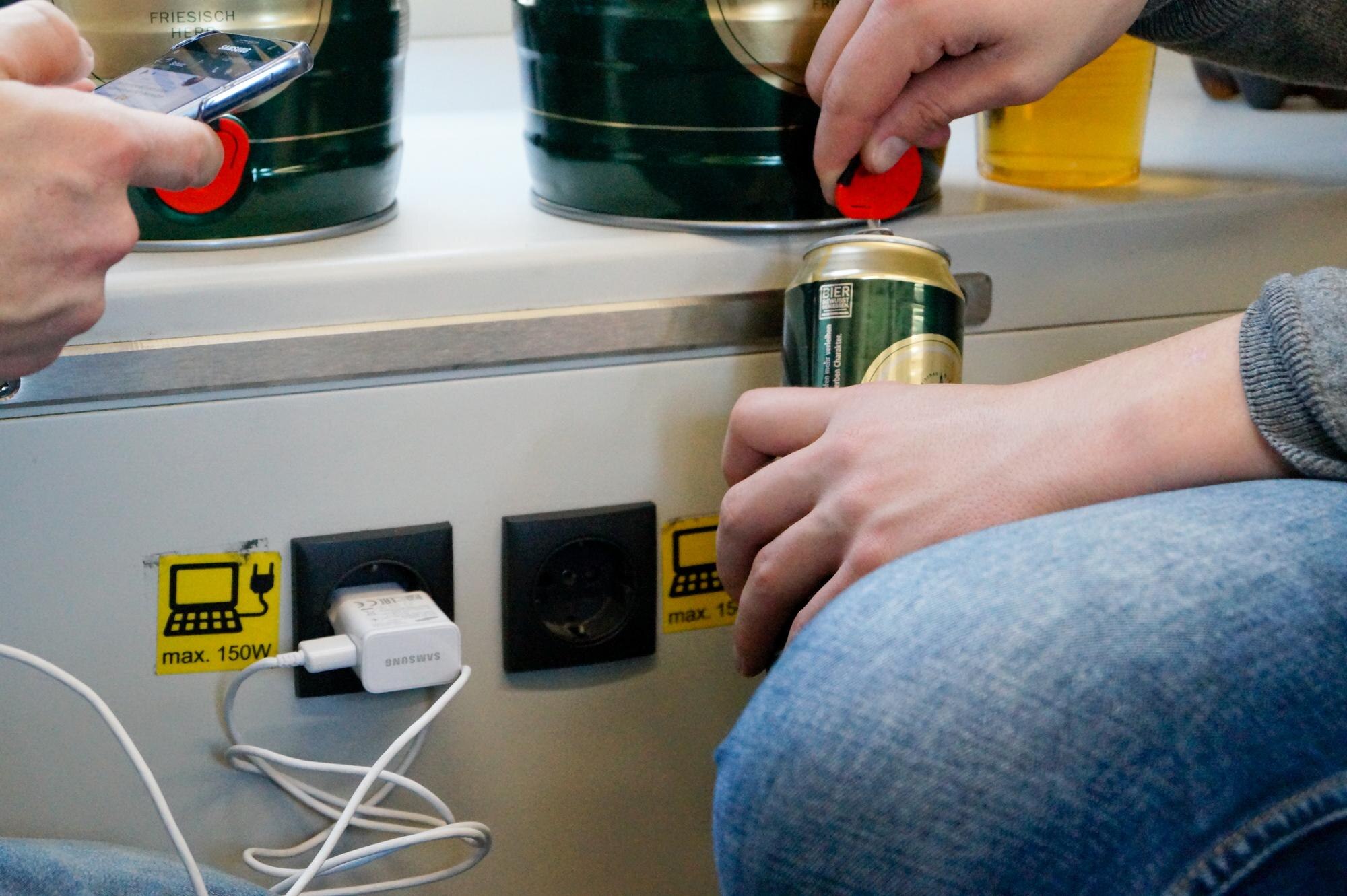 Przycięty obraz osoby nalewającej napój