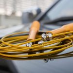 Wysoki kąt widzenia telefonu na stole