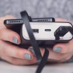 kobieta z bankiem mocy ładuje telefon za pomocą kabla