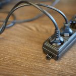 Wysoki kąt widzenia telefonu na stole