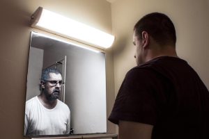 Jak podłączyć lustro LED? Do prądu, gniazdka