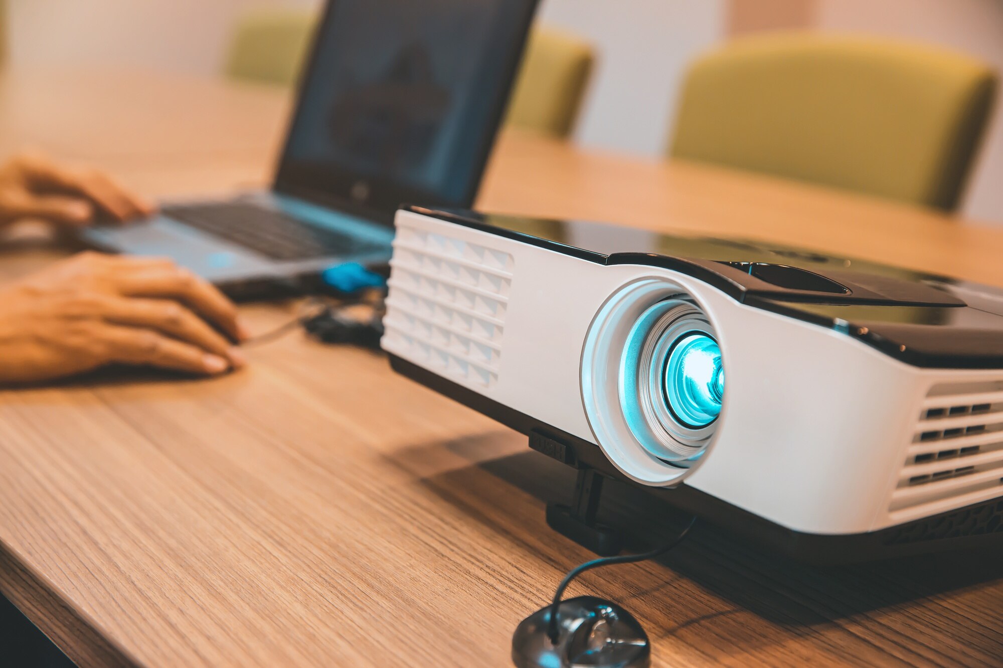 Zamknij projektor na stołach w sali konferencyjnej