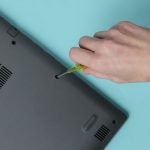 Centrum serwisowe Naprawa laptopa Kobiecy śrubokręt odkręca śruby laptopa